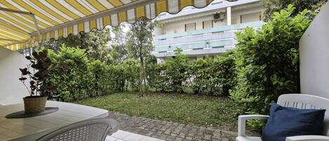 รับประทานอาหารกลางแจ้ง