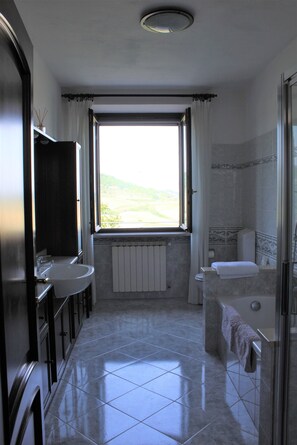 Apartment, 2 Bedrooms, Smoking, Balcony | Bathroom