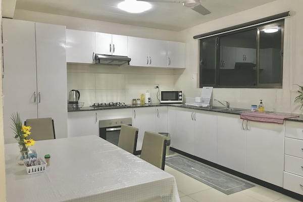 Elite Apart Daire | Kaliteli yatak takımı, kuştüyü yorgan, dizüstü bilgisayar çalışma alanı