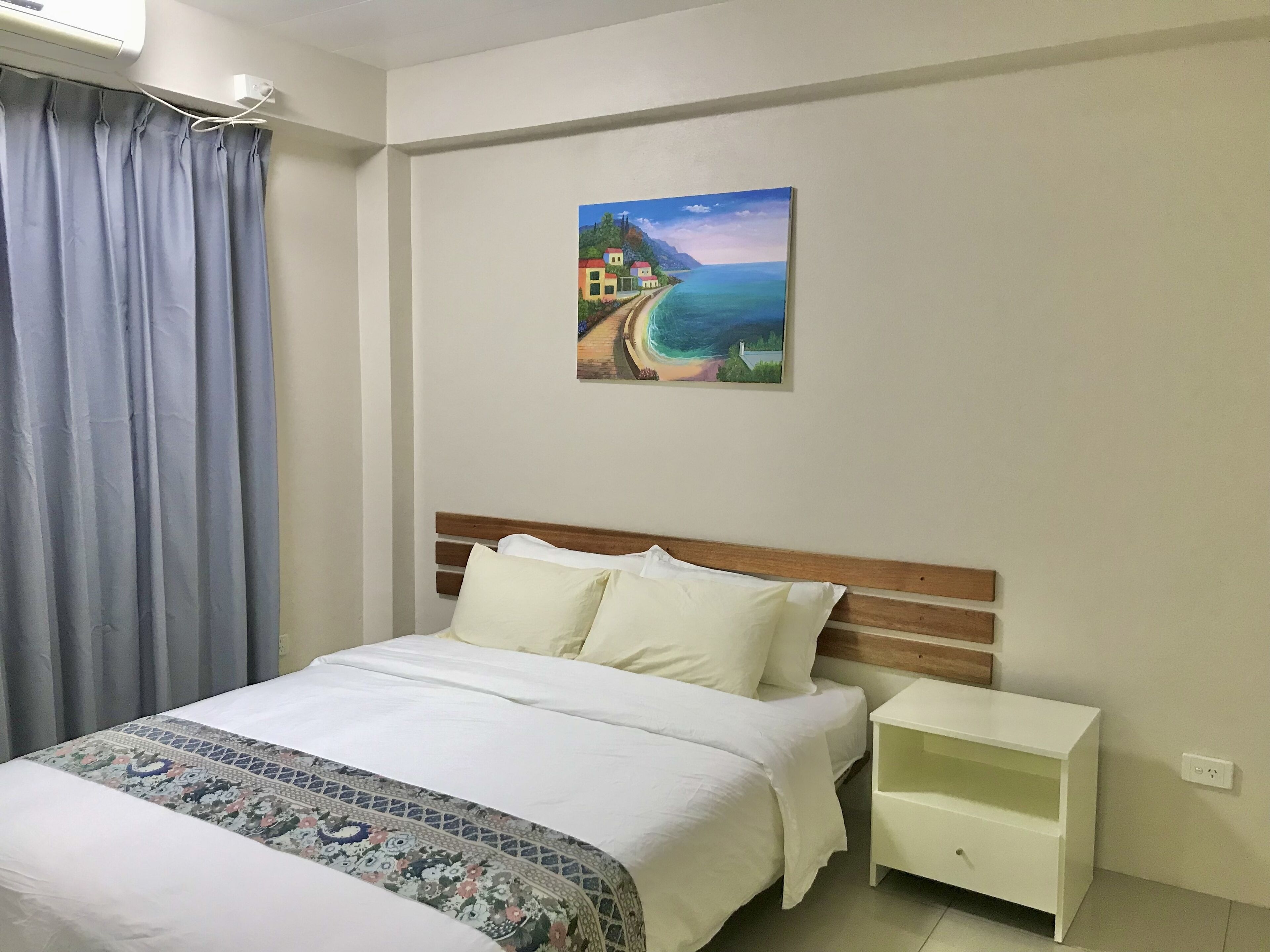 Leilighet – elite | Sengetøy av topp kvalitet, dundyner og skrivebord for bærbar PC