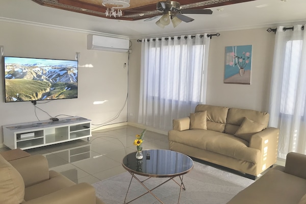 Executive Daire | Oturma alanı | Dijital TV kanalları bulunan 42 inç LCD televizyon