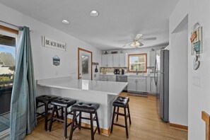 雪櫃、微波爐、焗爐、爐具