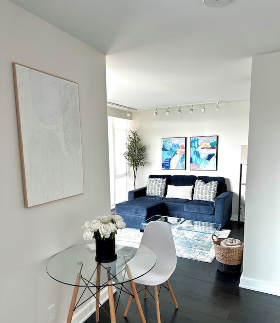 Yaletown 2br & 2ba Condo With Patio Bar & Parking - Richmond