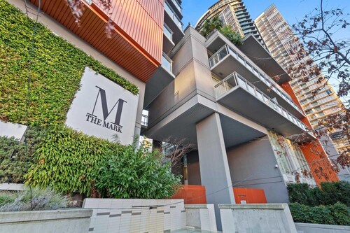 Yaletown 2BR & 2BA Condo with Patio Bar & Parking