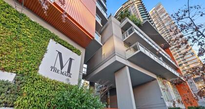 Yaletown 2BR & 2BA Condo with Patio Bar & Parking