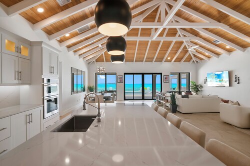 Island Time - Brand New 4 bedroom Luxury house right on the Beach!
