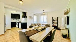 Un apartamento moderno con cocina, comedor y sala de estar.