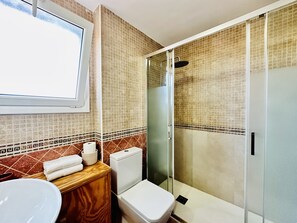 Bruser, hårtørrer, bidet, håndklæder