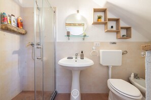 Shower, hair dryer, bidet, towels