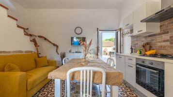 Jääkaappi, uuni, liesi, keittoastiat/astiat/ruokailuvälineet