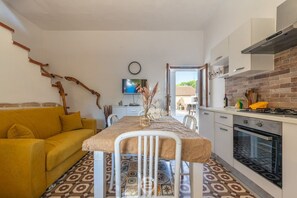 Fridge, oven, stovetop, cookware/dishes/utensils