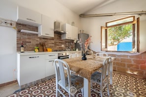 Refrigerador, horno, parrilla de estufa y utensilios de cocina