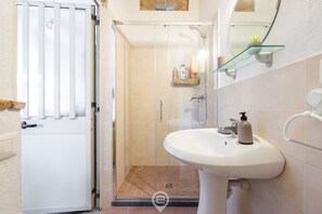 Een douche, een haardroger, een bidet, handdoeken