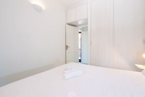 1 bedroom, desk, travel cot, WiFi