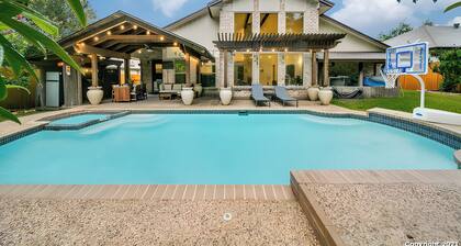 Heated pool & hot tub close to six flags!