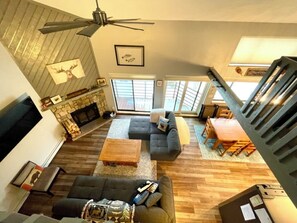 Smart TV, fireplace - NEW to VRBO- LONG TERM Mountain Retreat - 2BR + LOFT Sleeps 6-8 (Silverthorne)