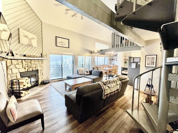 Smart TV, fireplace