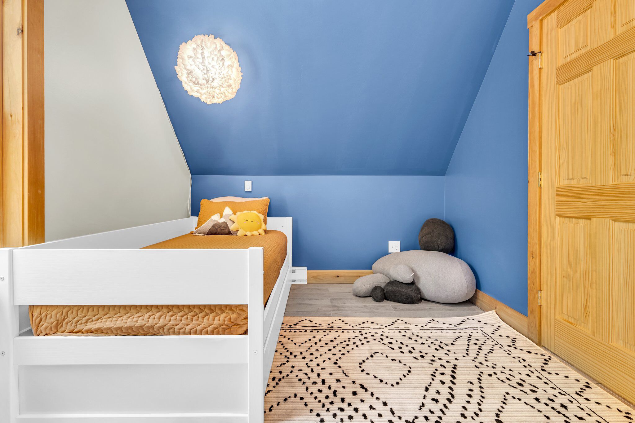 3 makuuhuonetta, työpöytä, silitysrauta/-lauta, vauvan matkasänky