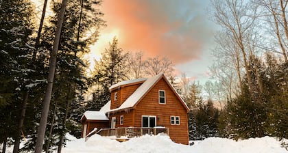 12min Sunday River! Hot Tub, Pet Friendly, Firepit