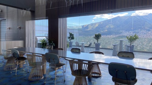 Quito Oasis Retreat: Luxury Condo with Private Patio and Pool