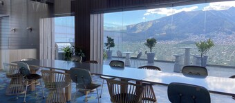 Quito Oasis Retreat: Luxury Condo with Private Patio and Pool