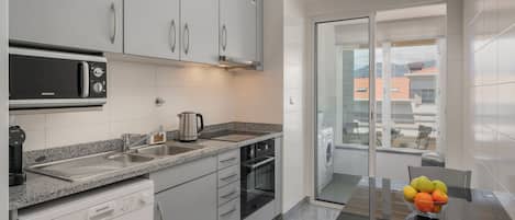 Frigorifero, microonde, forno, piano cottura