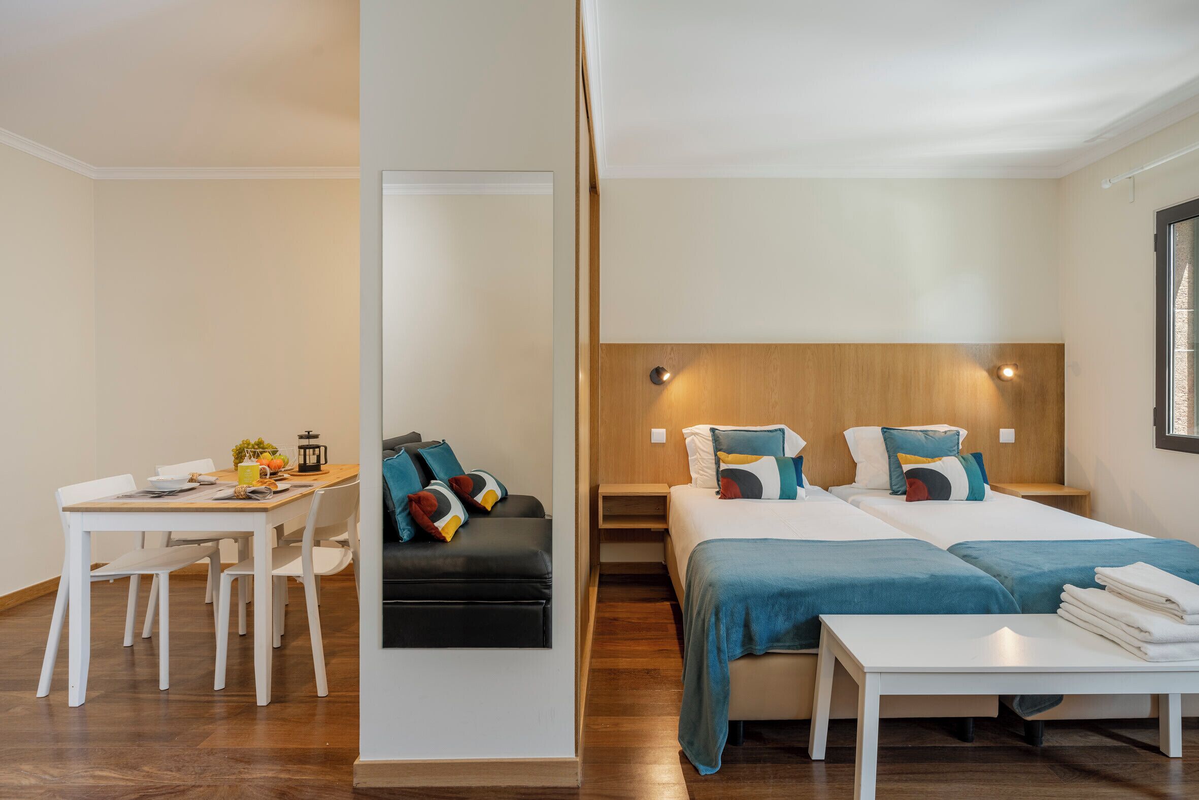 Tabla de planchar con plancha, wifi y ropa de cama 