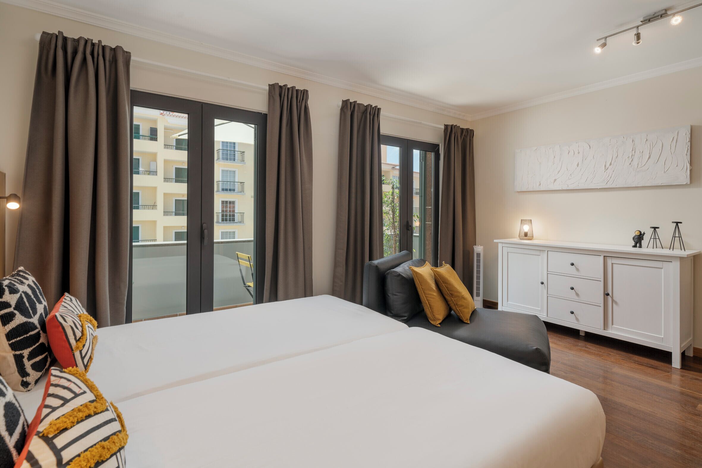 Tabla de planchar con plancha, wifi y ropa de cama 