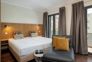 Tabla de planchar con plancha, wifi, ropa de cama