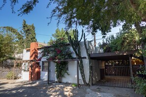 المنطقة المحيطة بالمنشأة