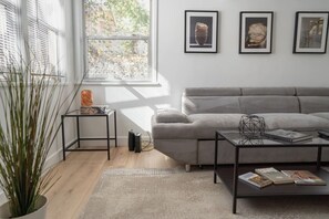 Smart TV - FIFA World Cup: FULLY RENOVATED MODERN 1BR HOUSE IN TOLUCA LAKE with FENCED PATIO p72 (NORTH HOLLYWOOD)