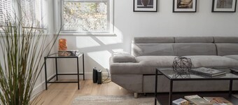 FULLY RENOVATED MODERN 1BR HOUSE IN TOLUCA LAKE with FENCED PATIO p72