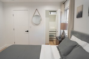 1 室のベッドルーム、デスク、アイロン / アイロン台、WiFi (無料)