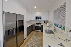 Fridge, microwave, oven, stovetop - FIFA World Cup: FULLY RENOVATED MODERN 1BR HOUSE IN TOLUCA LAKE with FENCED PATIO p72 (NORTH HOLLYWOOD)