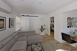 Smart TV - FIFA World Cup: FULLY RENOVATED MODERN 1BR HOUSE IN TOLUCA LAKE with FENCED PATIO p72 (NORTH HOLLYWOOD)