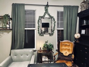 Smart TV - Mr. McGregor’s Garden- Vintage maximalist (Salem)