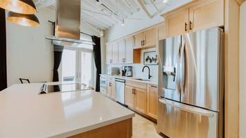 Lemari es, microwave, oven, dan kompor