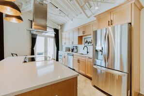 冷蔵庫、電子レンジ、オーブン、コンロ