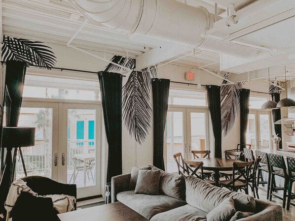 TV - Palm Paradise Unique Home! WALK TO BEACH! 4 POOLS! (Panama City Beach)