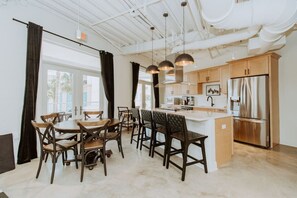 冷蔵庫、電子レンジ、オーブン、コンロ