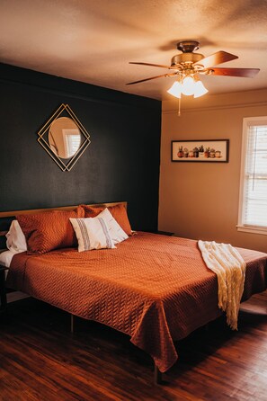 3 bedrooms, iron/ironing board, free WiFi, bed sheets - The Burrow-Cozy 3 BDRM HM - Free Parking (Waxahachie)