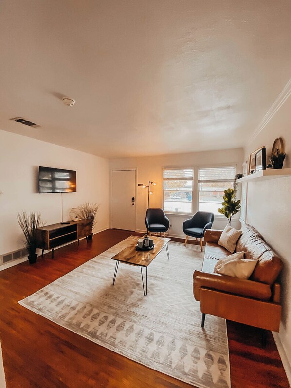 Living area - The Burrow-Cozy 3 BDRM HM - Free Parking (Waxahachie)