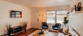 The Burrow-Cozy 3 BDRM HM - Free Parking