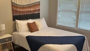 3 quartos, escrivaninha, ferros/tábuas de passar roupa, berço de viagem