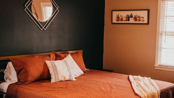3 quartos, escrivaninha, ferros/tábuas de passar roupa, berço de viagem