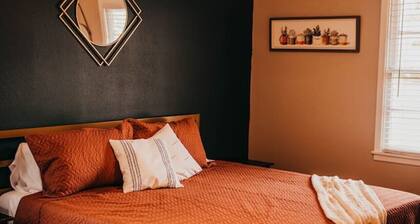 The Burrow-Cozy 3 BDRM HM - Free Parking