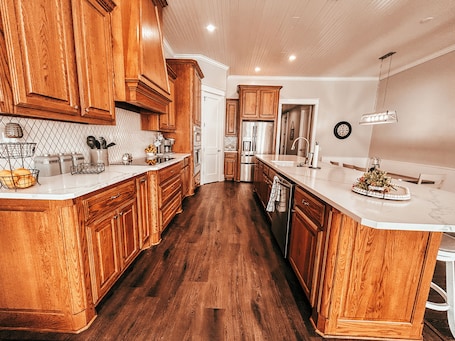 Fridge, microwave, oven, stovetop. Buffalo Creek Loft Downtown