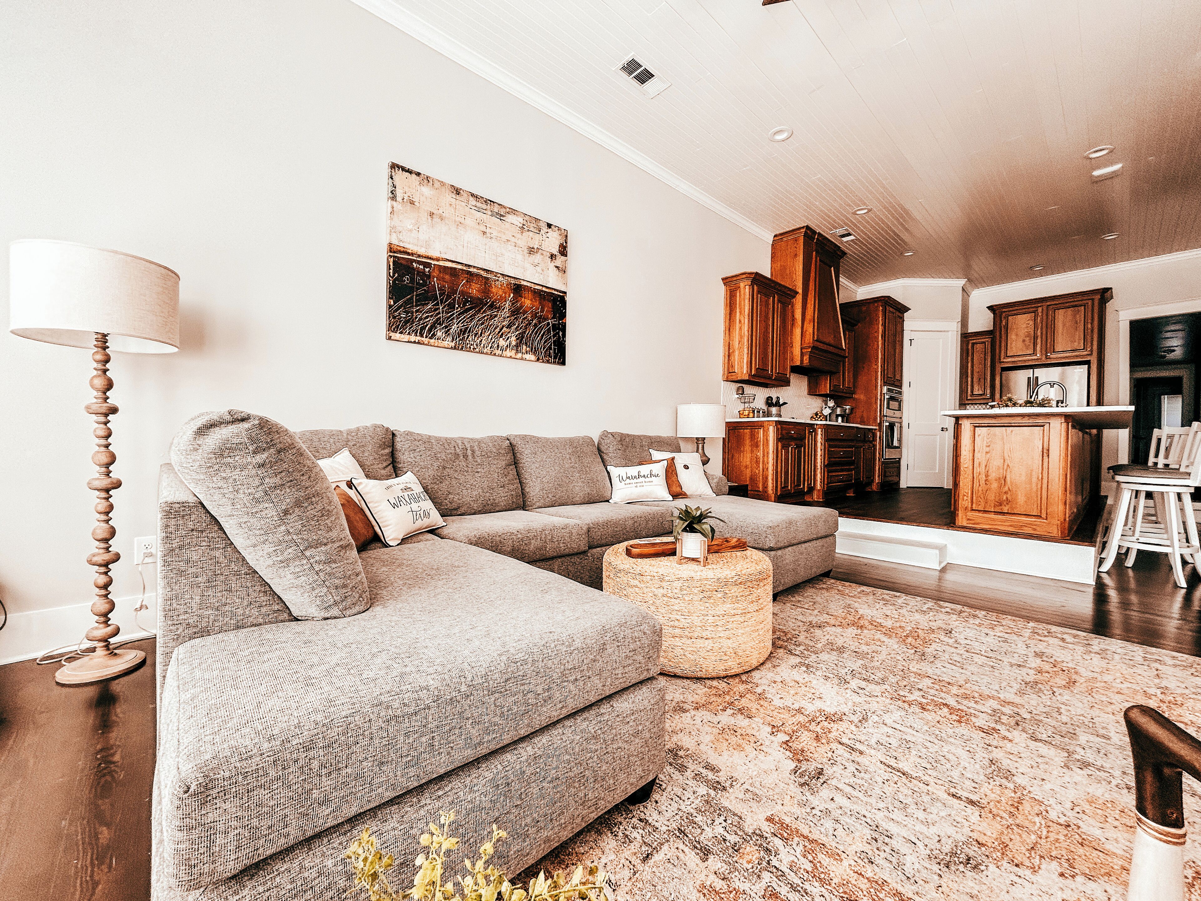 Una televisión, una chimenea