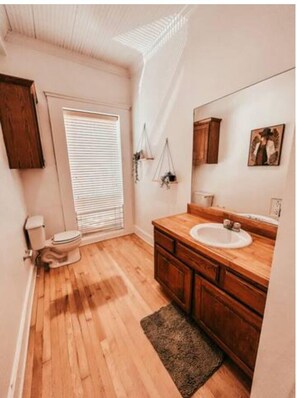 Secador de cabelo, toalhas de banho