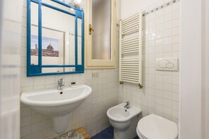 Dusche, Haartrockner, Bidet, Handtücher